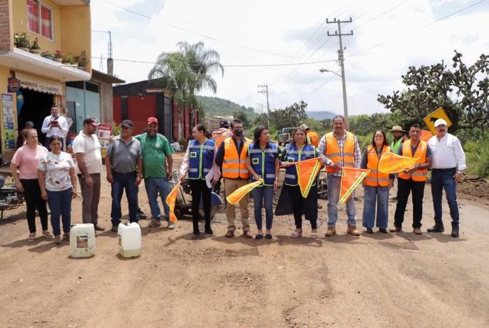 Arranca Gobierno de Quiroga trabajos de bacheo y rehabilitación de la carretera a Tzirandangatzio