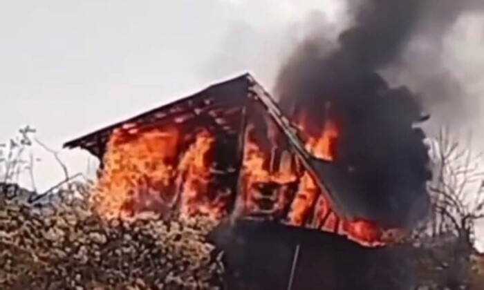 Arrasa incendio con vivienda de madera y lámina en Uruapan