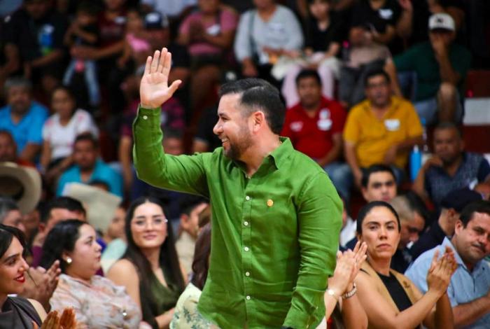Arropa Reyes Galindo a alcaldes de la Tierra Caliente en sus 2dos. Informes de Gobierno