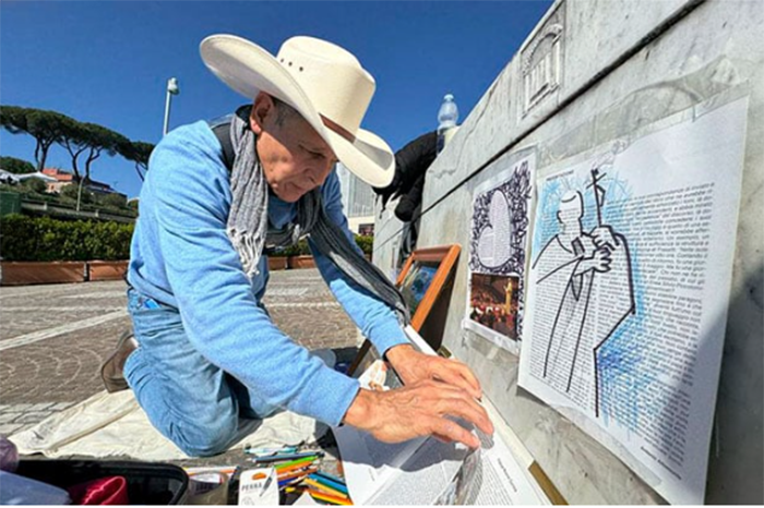 Artista mexicano apoya al Papa con sus dibujos a las puertas del hospital Gemelli, en Roma