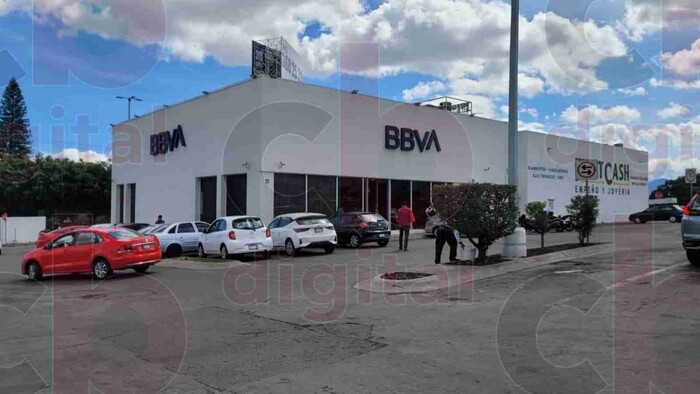 Asaltan cuentahabiente en la Macroplaza Estadio