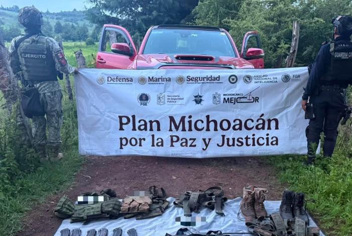 Aseguran armas y camioneta robada en Queréndaro