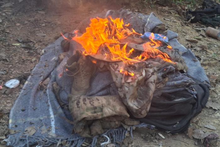 Aseguran arsenal, droga y destruyen campamentos criminales en operativos entre Apatzingán y Aquila