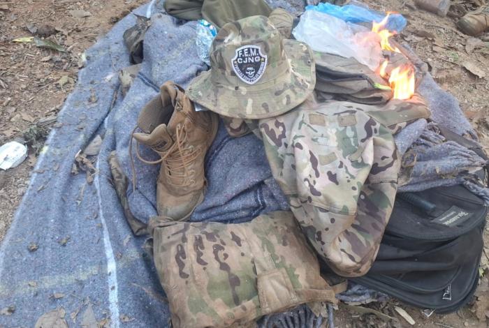 Aseguran arsenal, droga y destruyen campamentos criminales en operativos entre Apatzingán y Aquila