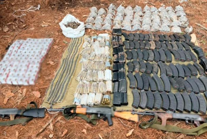 Aseguran arsenal y 100 explosivos en Chinicuila