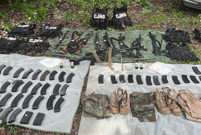 Aseguran arsenal y vehículos de cártel jalisciense tras operativo militar en Uruapan