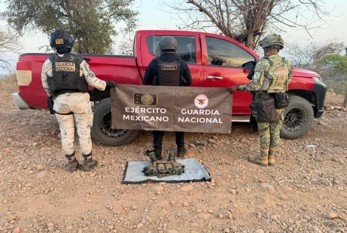 Aseguran camioneta abandonada con reporte de robo, en LC