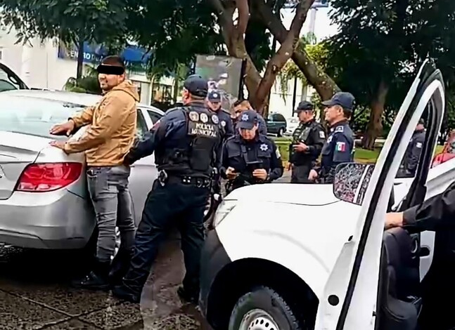 Aseguran camioneta con reporte de robo y detienen a conductor