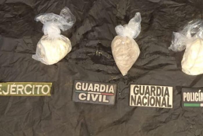 Aseguran dos camionetas con las siglas del CJNG y droga en Uruapan