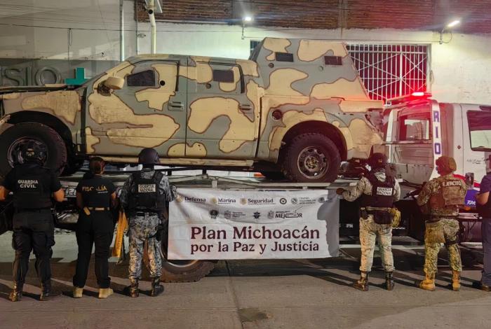 Aseguran dos vehículos ‘monstruos’ con blindaje artesanal durante cateo en Parácuaro