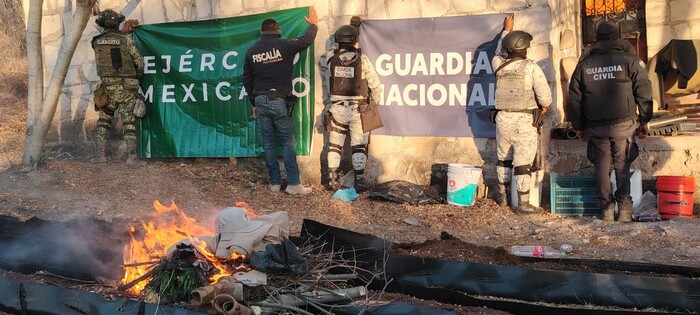 Aseguran explosivos, plantío de marihuana, equipo, autos y arma