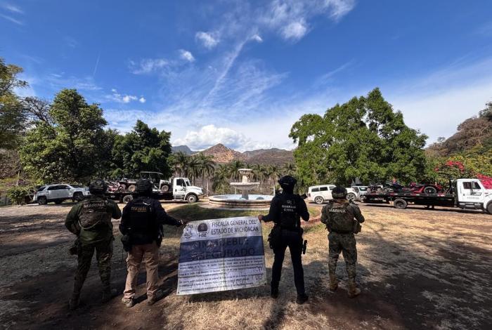 Aseguran inmueble con drogas, armas, equipo táctico, teléfonos y autos robados