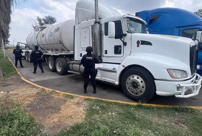 Aseguran tractocamión con 30 mil litros de combustible robado