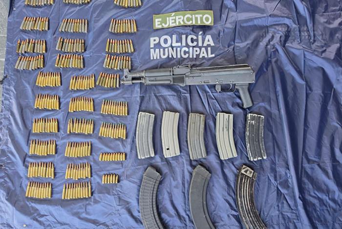 Aseguran un arma larga y un vehículo en Lázaro Cárdenas