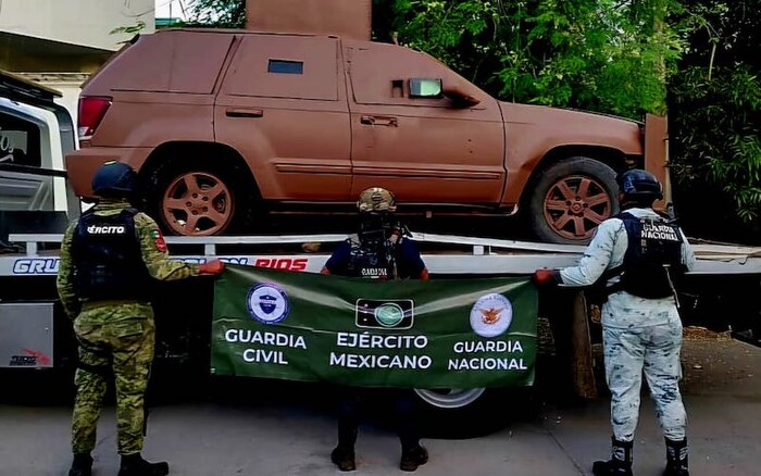 Aseguran vehículo blindado, armas y equipo táctico en Apatzingán