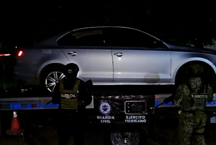 Aseguran vehículo con reporte de robo y cartuchos útiles en operativo en Apatzingán