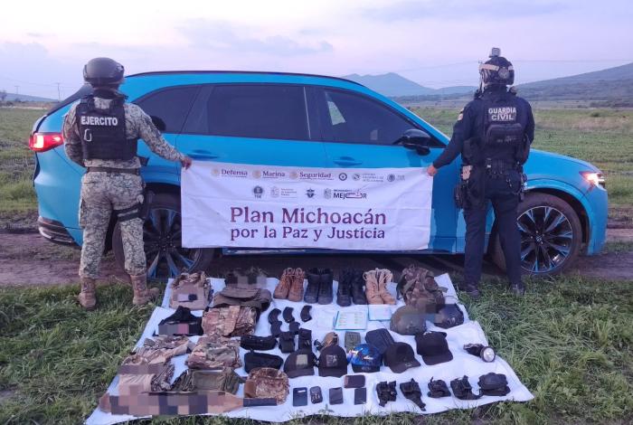 Aseguran vehículo rob4do, concargadores y equipo táctico, en Tlazazalca