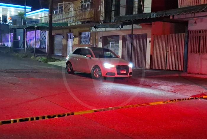 Asesinan a balazos a un automovilista en la colonia Ramón Farías, en Uruapan