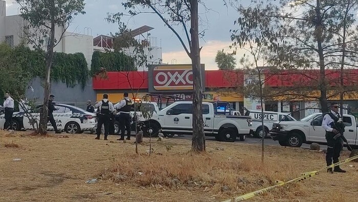 Asesinan a balazos a un hombre cuando salía de un Oxxo en Altozano