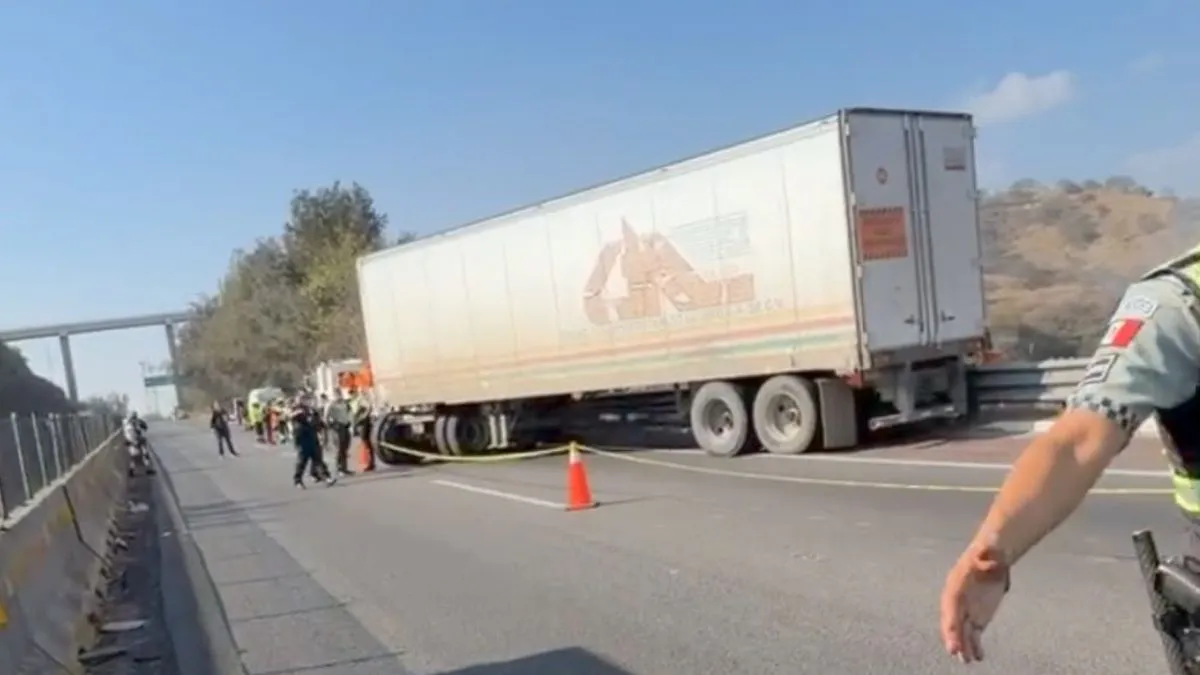 Asesinan a chofer de trailer en la autopista Chamapa-Lechería en EDOMEX