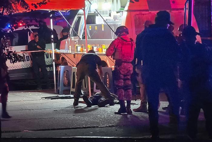 Asesinan a sujeto armado en puesto de comida de Zamora