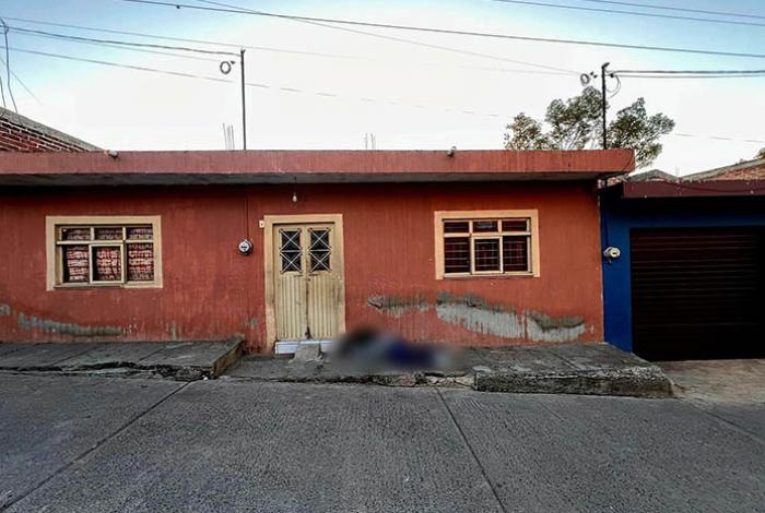 Asesinan a un hombre en la colonia Trasierra, en Jacona, y queda tendido sobre la banqueta
