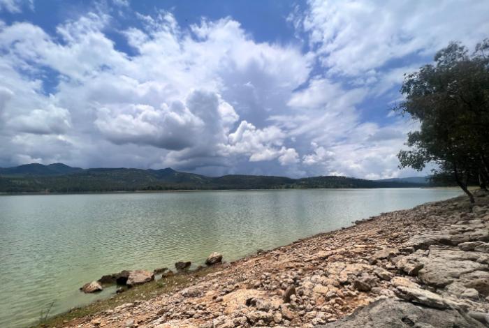 Así luce la presa este domingo: no existe riesgo de inundación, los desfogues son preventivos