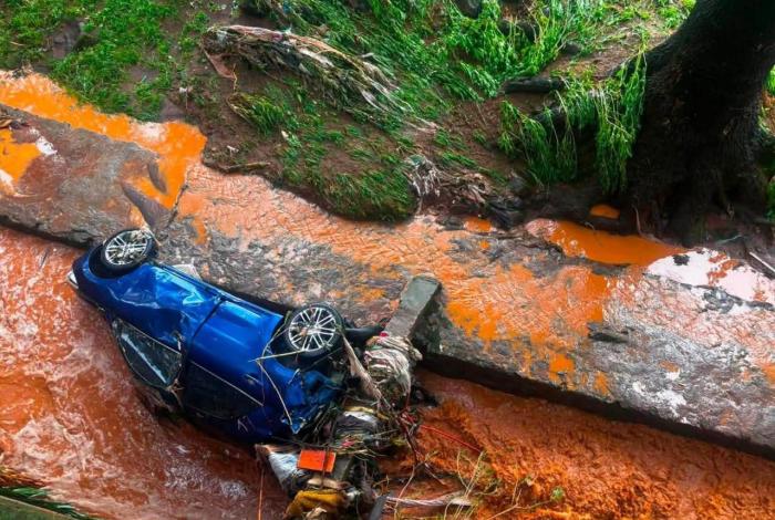 Así quedó Pátzcuaro tras la tromba de hoy: destruyó bardas, árboles, arrastró vehículos