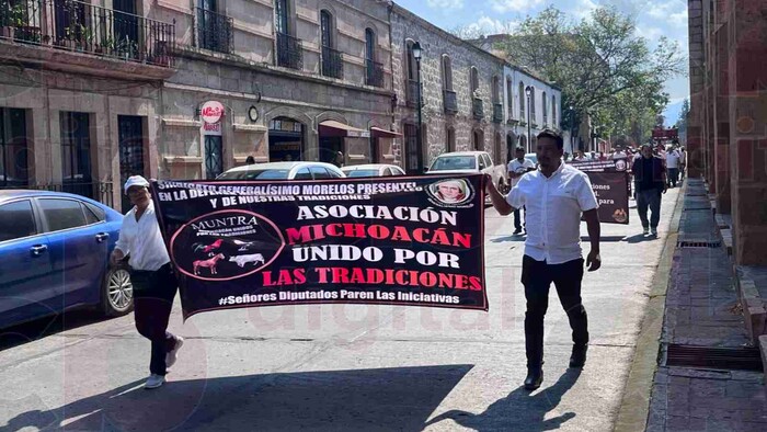 Asociaciones marchan a favor de las corridas de toros y peleas de gallos