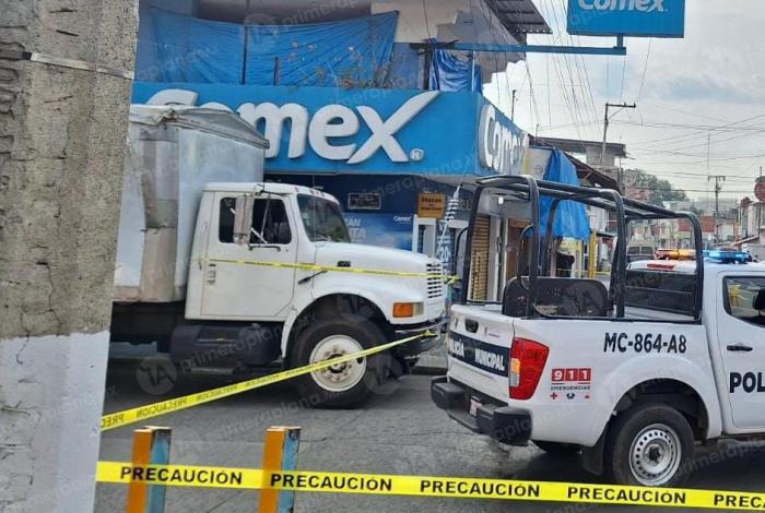 Atac4n a tir0s una tienda de pinturas en Uruapan