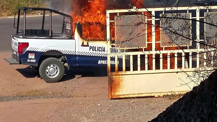 Atacan con dron explosivo a policías en Apatzingán; patrulla incendiada