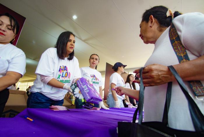 Atendidas más de 700 personas en primer hora de canje para Carín León