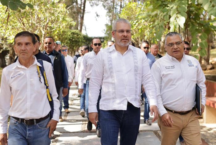 Atiende Bedolla solicitudes ciudadanas en audiencia pública en Tocumbo