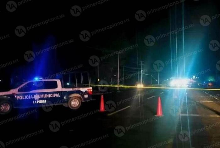 Atr0p3ll4n y m4tan a pareja de motociclistas en La Piedad