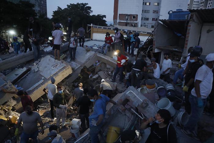 Aumenta a 132 cifra de muertos por terremoto en Colombia; hospitales están desbordados