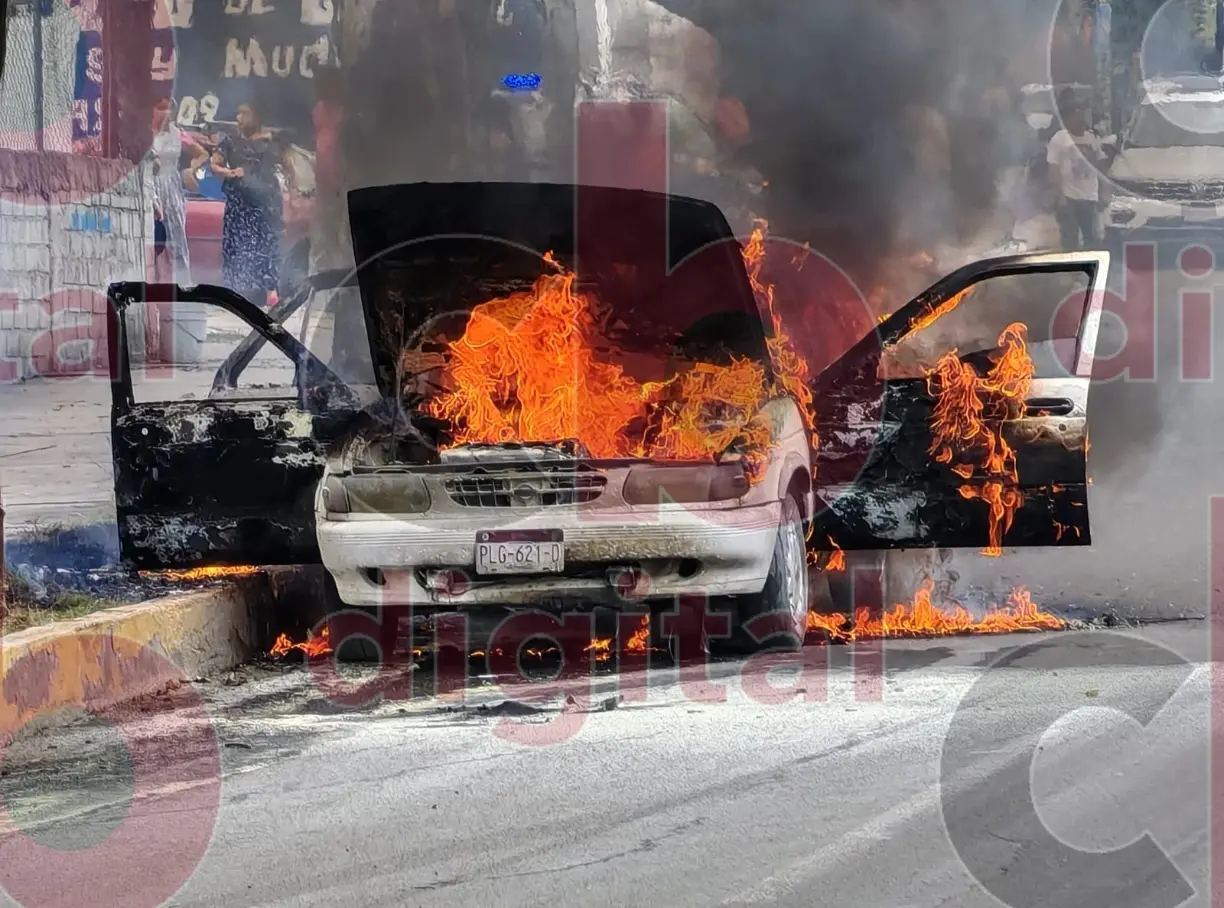 Auto arde en llamas afuera del Pabellón Don Vasco