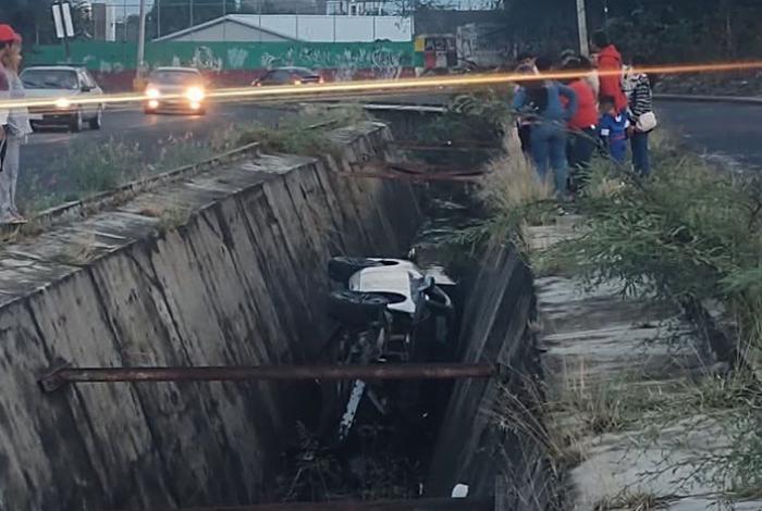 Auto cae a canal pluvial en la entrada a Metrópolis II, en Tarímbaro; hay un lesionado