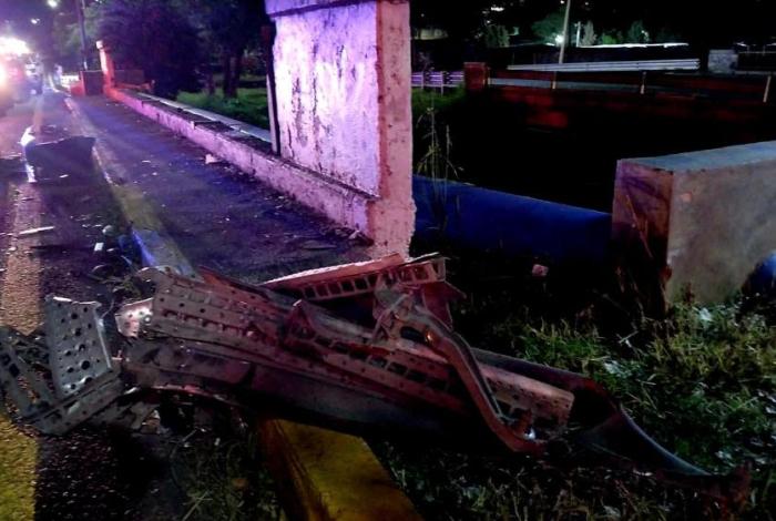 Auto cae de puente del Libramiento Norte a las vías férreas, en Morelia
