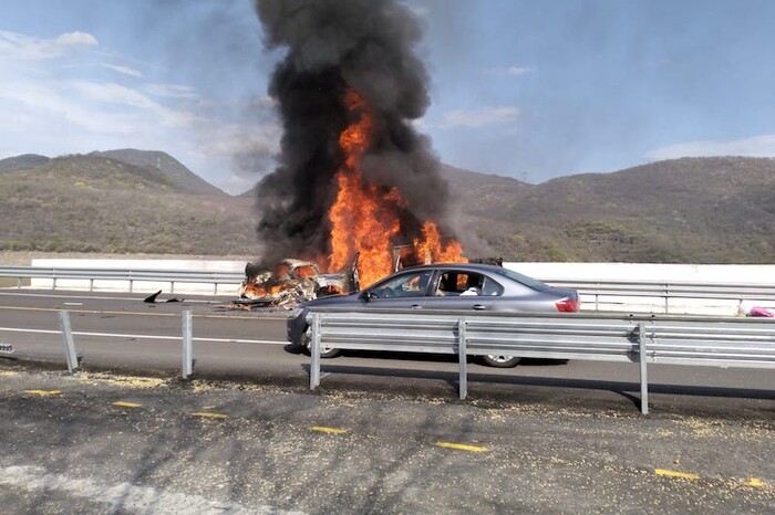 Auto camioneta chocan y se incendian en la Siglo XXI