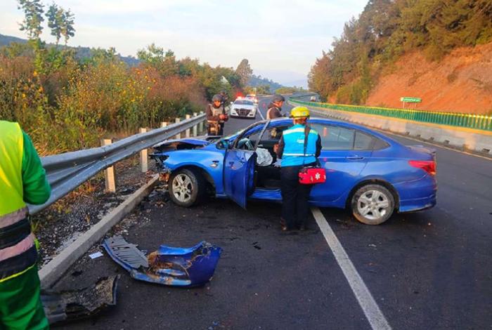 Auto choca contra banda metálica de contención en la autopista Siglo XXI