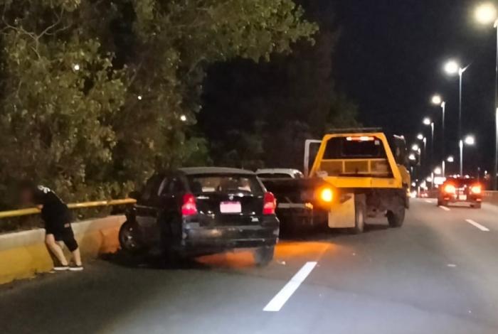 Auto choca contra barrera de protección del Libramiento Norte de Morelia