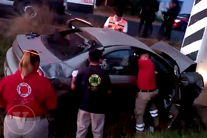 Auto choca contra base de puente en la Morelia- Pátzcuaro; hay 3 heridos