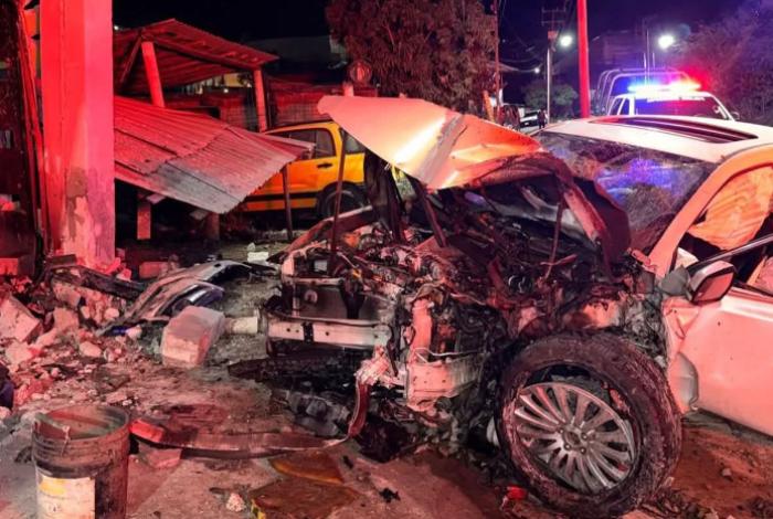 Auto choca contra inmueble en Tacámbaro; 2 adolescentes quedan heridos