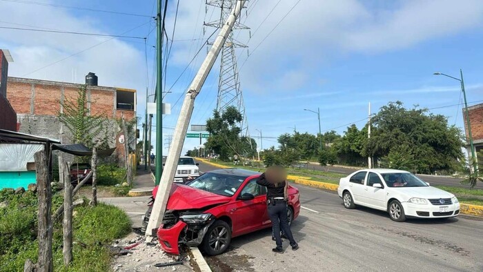 Auto choca contra poste de la CFE en la Av. Amalia Solorzano, en Morelia