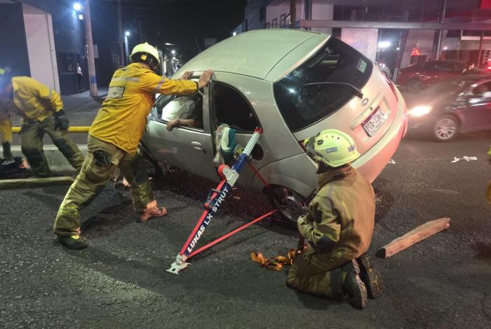 Auto choca contra protección de un puente de la avenida Madero Poniente de Morelia; hay un herido