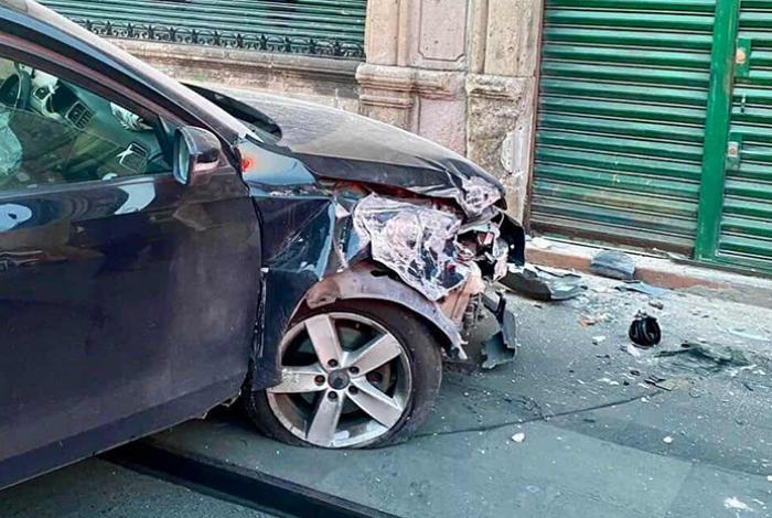 Auto choca contra un inmueble en el Centro Histórico de Morelia
