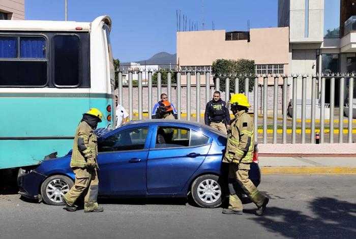 Auto choca por detrás a camión de pasajeros en Calzada La Huerta, Morelia