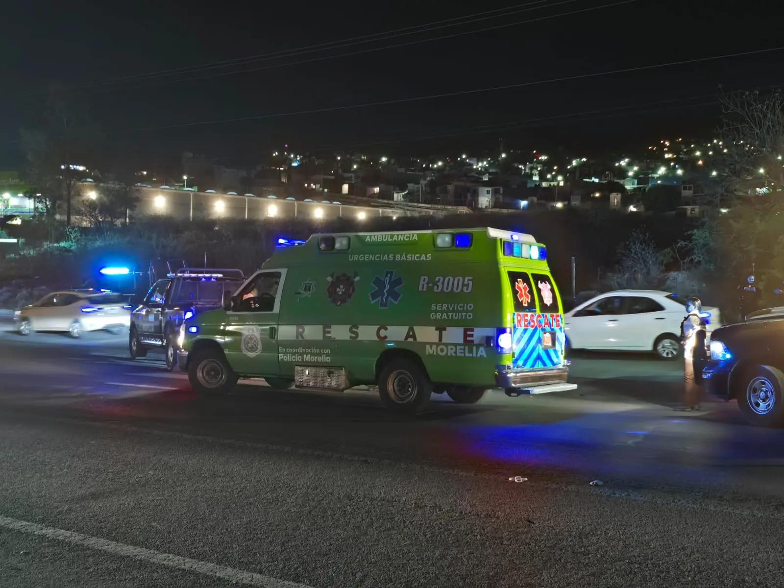 Auto choca una pareja en moto al poniente de Morelia