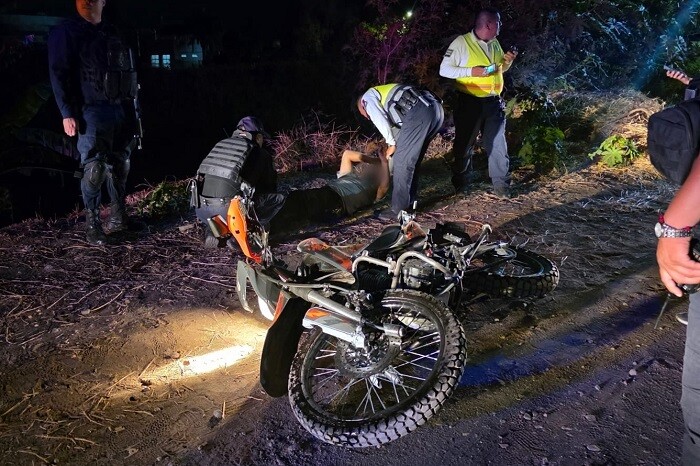 Auto embiste a motociclista y huye, en Zamora