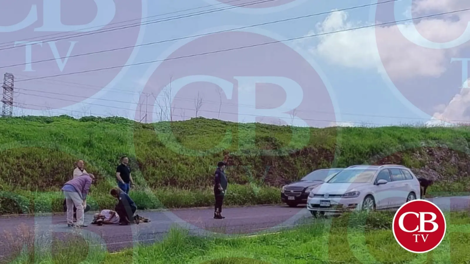 Auto embiste a un anciano en la salida a Charo